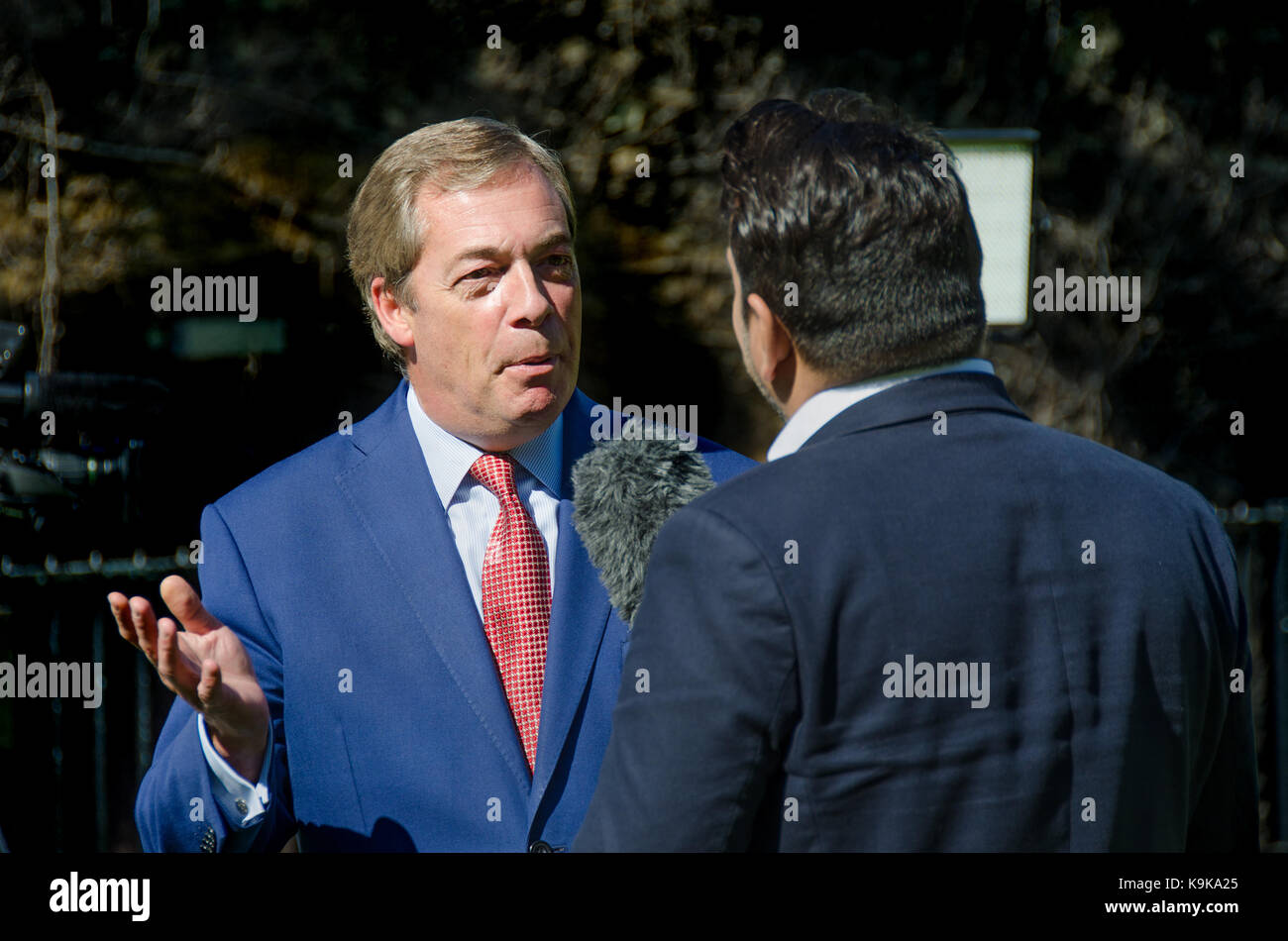 Nigel Farage, UKIP Europaabgeordnete und ehemalige Parteichef. Auf College Green, Westminster, Sep 2017, befragt Stockfoto