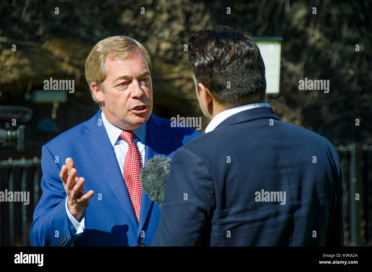 Nigel Farage, UKIP Europaabgeordnete und ehemalige Parteichef. Auf College Green, Westminster, Sep 2017, befragt Stockfoto