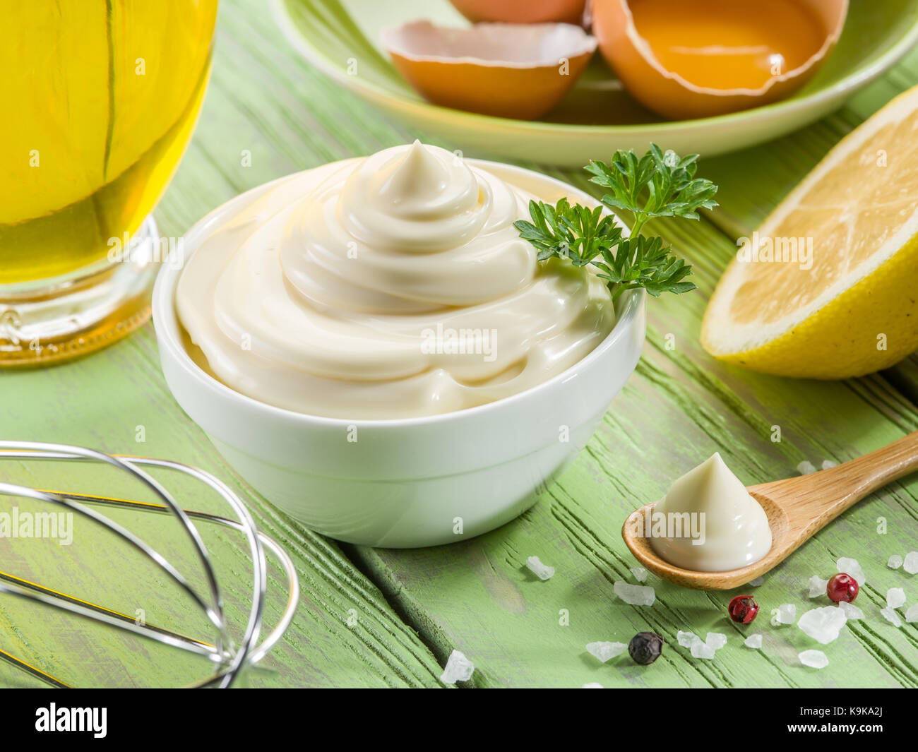 Natürliche Mayonnaise Zutaten und die Sauce selbst. Stockfoto