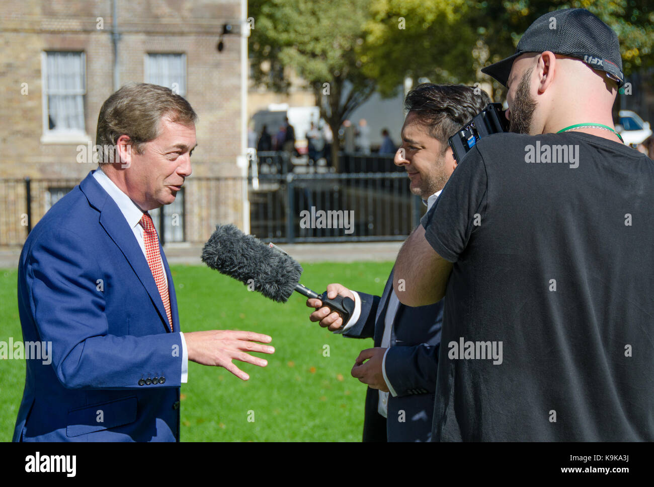 Nigel Farage, UKIP Europaabgeordnete und ehemalige Parteichef. Auf College Green, Westminster, Sep 2017, befragt Stockfoto