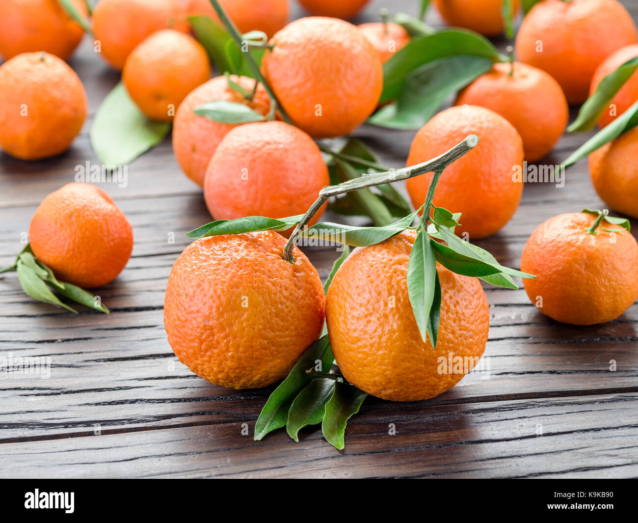 Reife Mandarinen auf Holztisch. Stockfoto