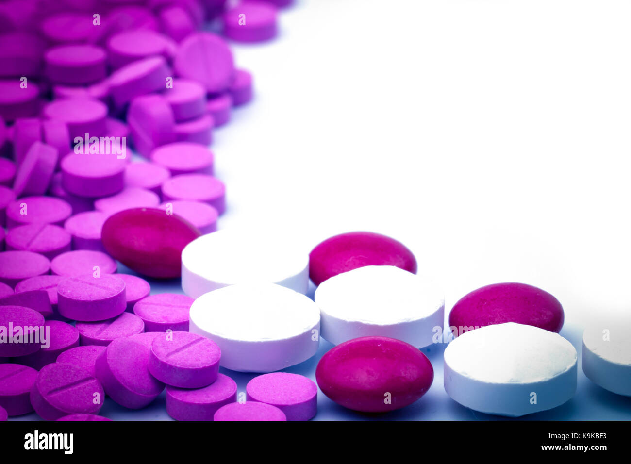 Tabletten Pillen auf weißem Hintergrund mit Kopie Raum Stockfoto