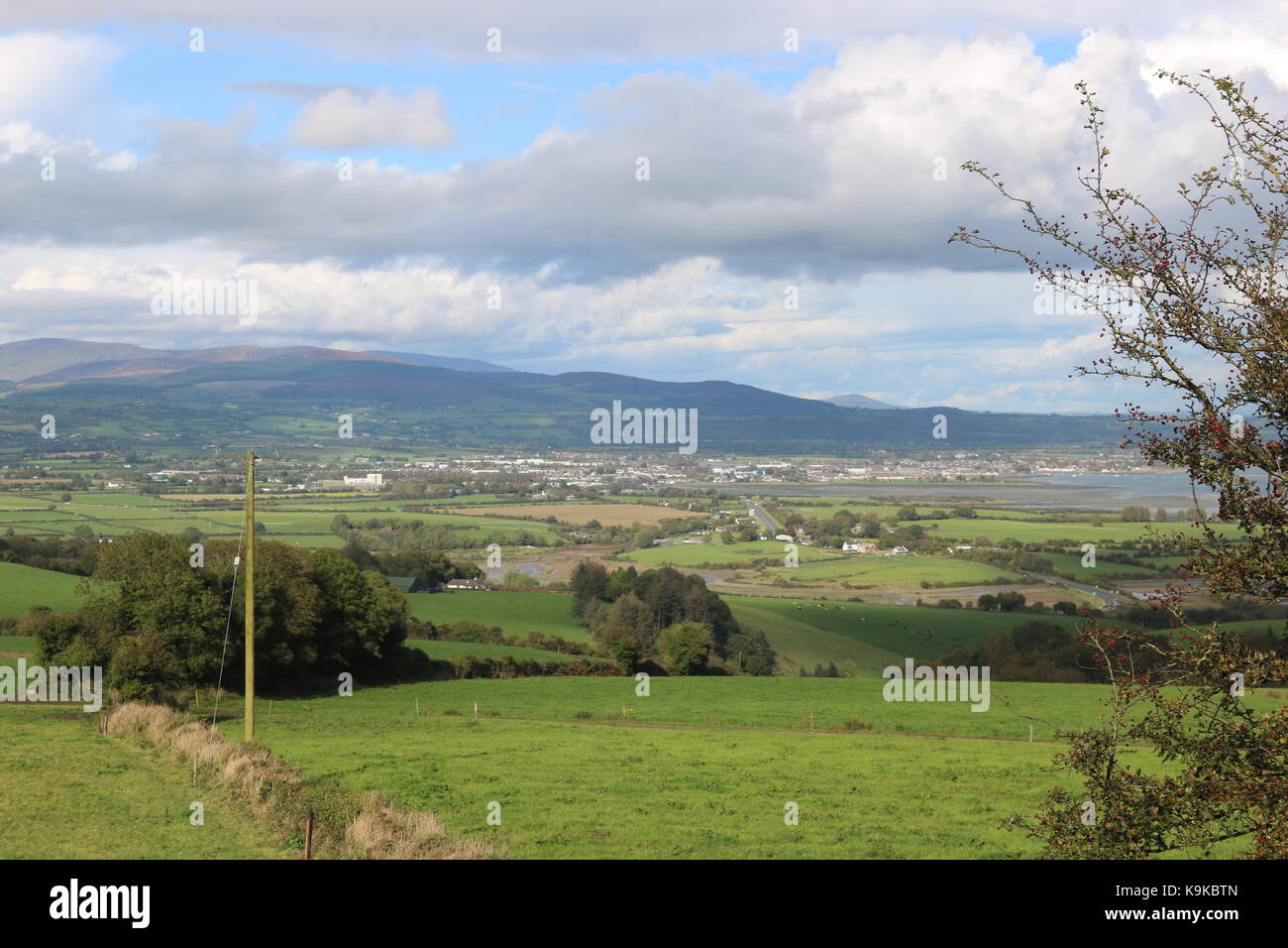 Einen malerischen Blick über die Felder, die Berge und das Meer in Dungarvan, County Waterford, Irland Stockfoto