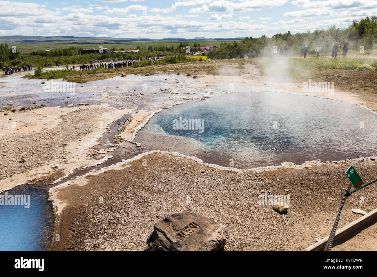 Hot Spring in die vulkanische Landschaft rund um den Strokkur Geysir in Island, eine berühmte Gegend mit vielen geologischen Eigenschaften. Stockfoto