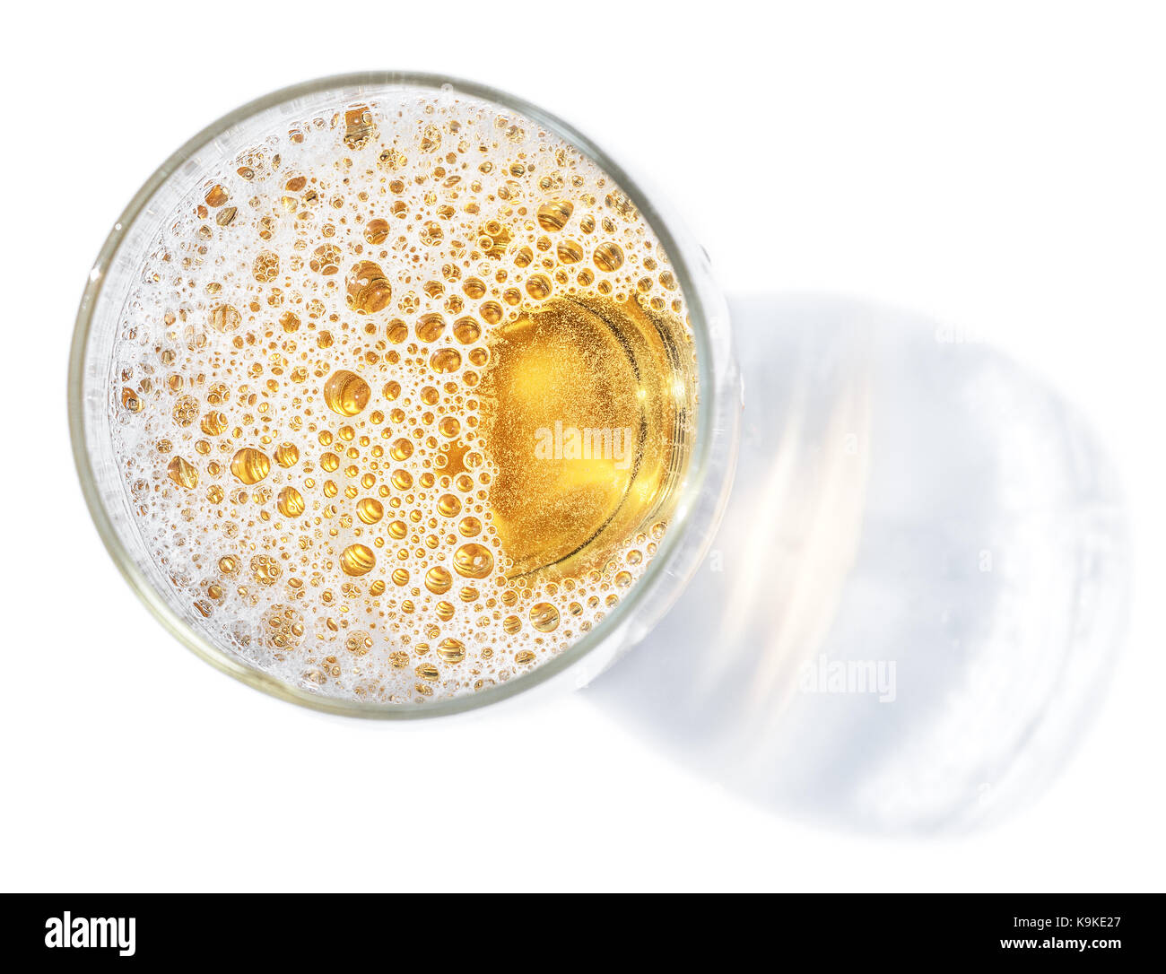 Glas Bier. Blick von oben auf die lagerbier oder helles Bier auf den weißen Hintergrund. Stockfoto