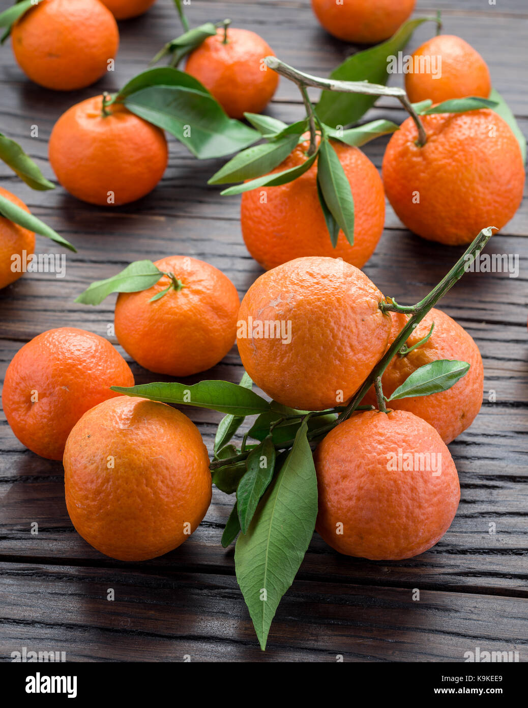 Reife Mandarinen auf Holztisch. Stockfoto