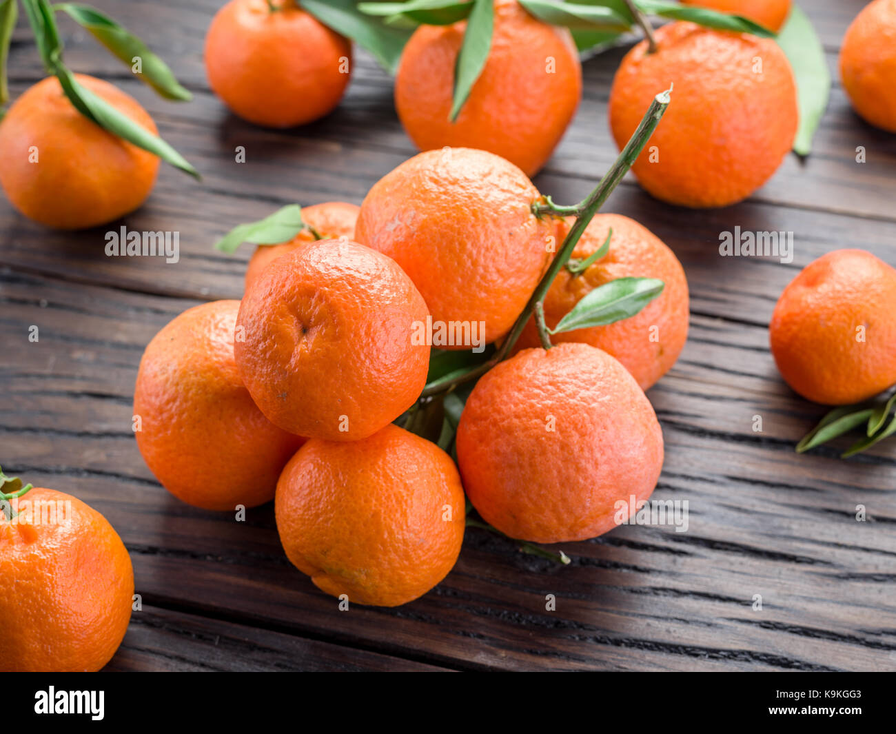 Reife Mandarinen auf Holztisch. Stockfoto