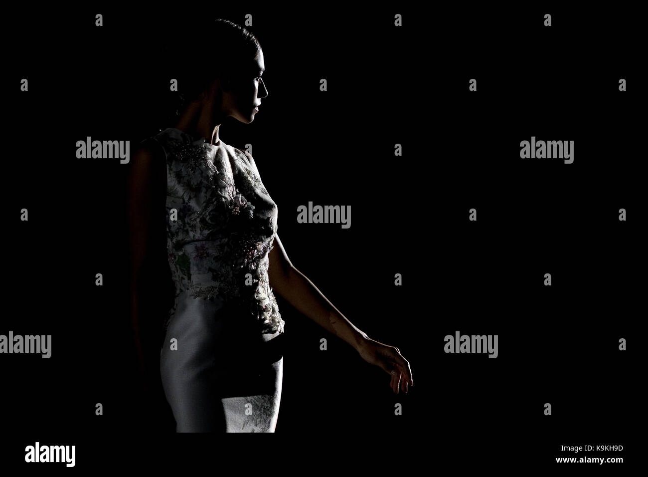Low-key-Bild mit einem Modell, das Tragen eines Hannibal Laguna Kleid in einem Catwalk von Mercedes-Benz Madrid Fashion Week 2017. Stockfoto