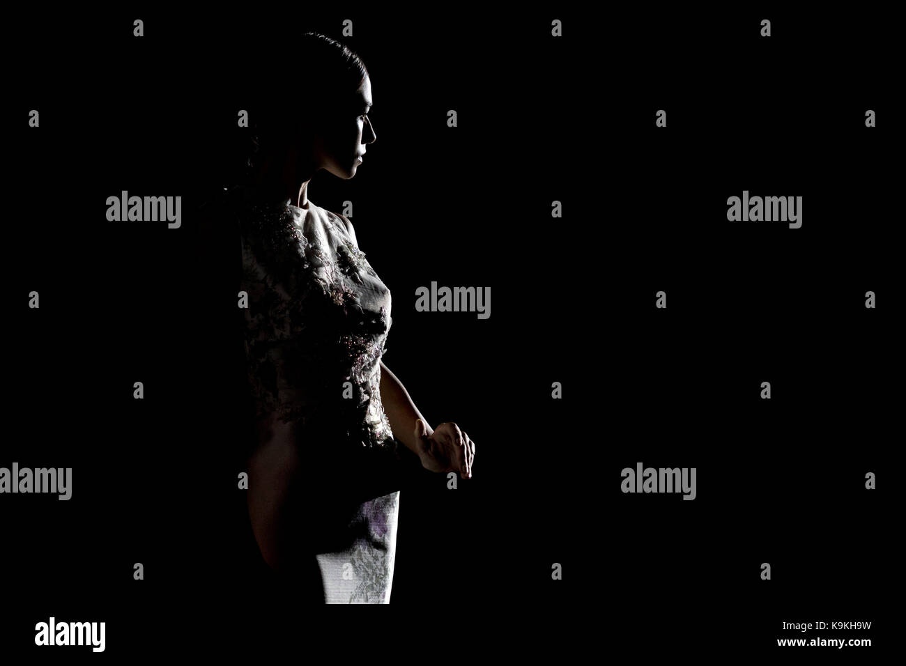 Modell Silhouette mit Hannibal Laguna Kleid in einem Catwalk Mercedes-Benz Madrid Fashion Week 2017. Stockfoto
