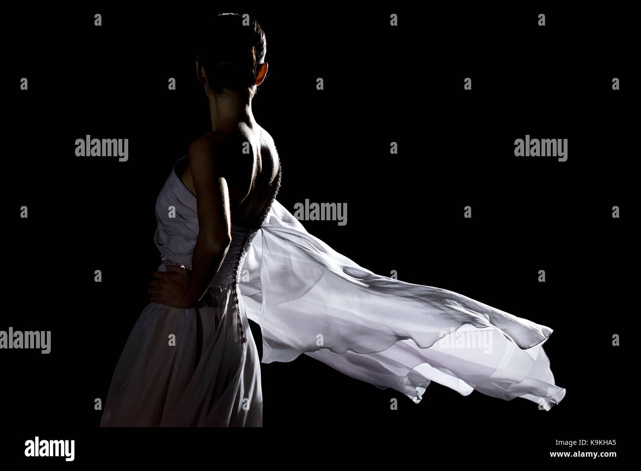 Modell zurück Silhouette mit einem weißen floaty Dress in Hannibal Laguna catwalk Mercedes-Benz Madrid Fashion Week 2017. Stockfoto