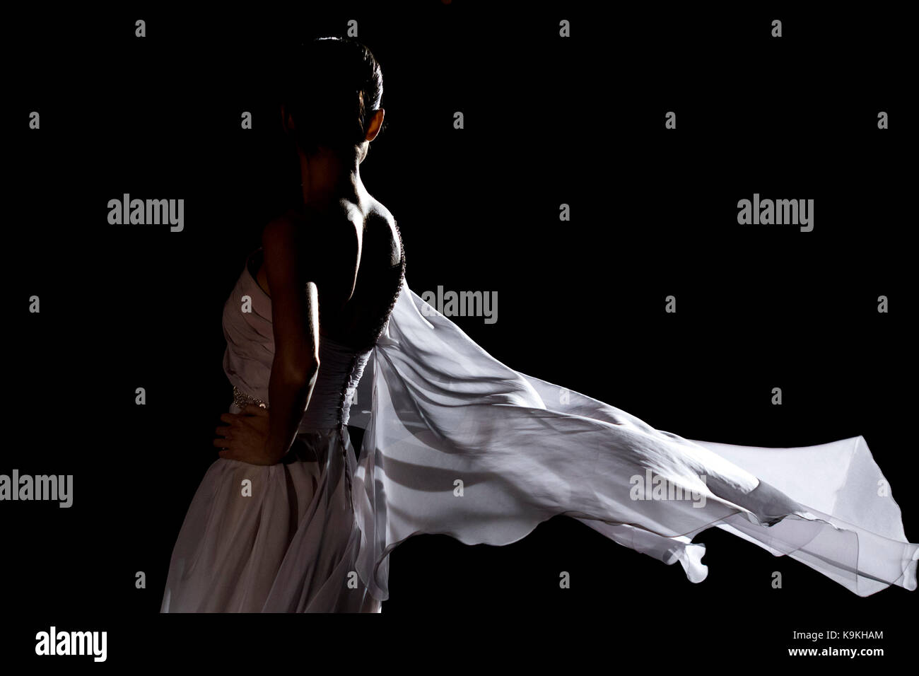 Hannibal Laguna fließenden weißen Kleid in Modell vom Laufsteg in Madrid Mercedes-Benz Fashion Week 2017. Stockfoto