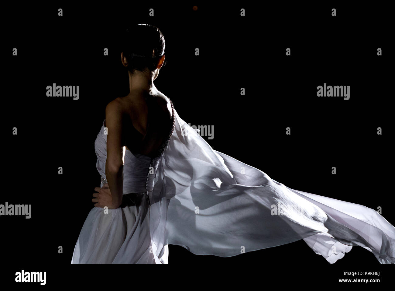 Modell zurück Silhouette mit einem weißen floaty Dress in Hannibal Laguna catwalk Mercedes-Benz Madrid Fashion Week 2017. Stockfoto