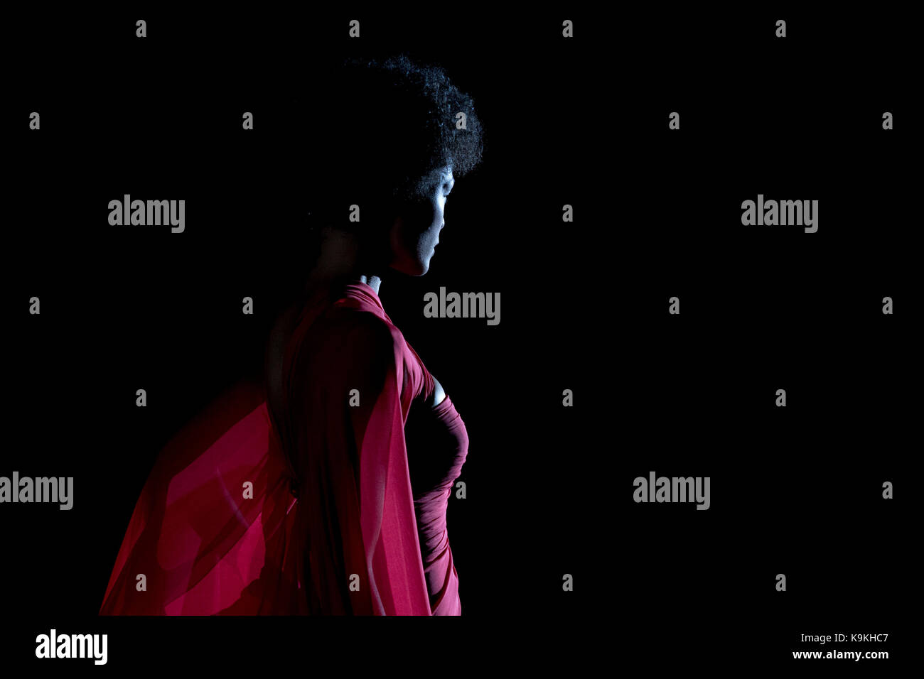 Closeup Bild des Modells Silhouette im roten Kleid in Hannibal Laguna catwalk Mercedes-Benz Madrid Fashion Week 2017. Stockfoto