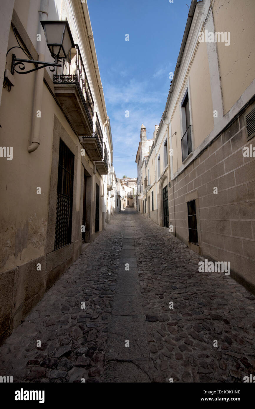 Lange, schmale Straße in Sicht (Trujillo, Caceres, Spanien). Stockfoto