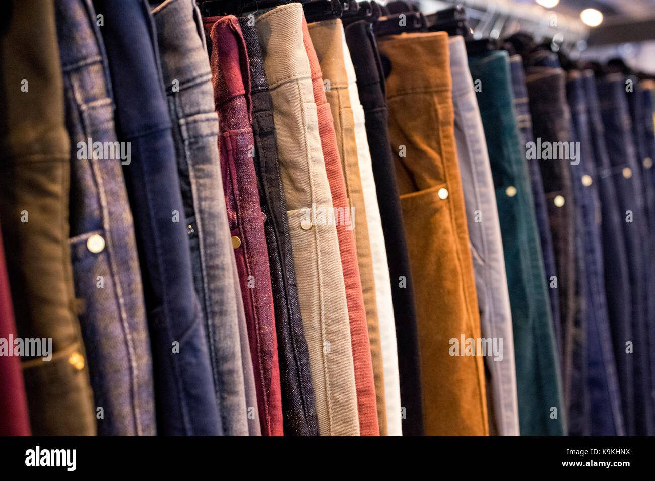 Closeup Bild der bunte Jeans in Kleidung Aussteller ausgerichtet (MOMAD Mode-event Madrid 2017). Stockfoto