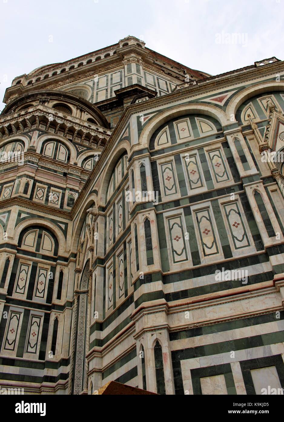 Der Dom von Florenz steht hoch über der Stadt. Stockfoto
