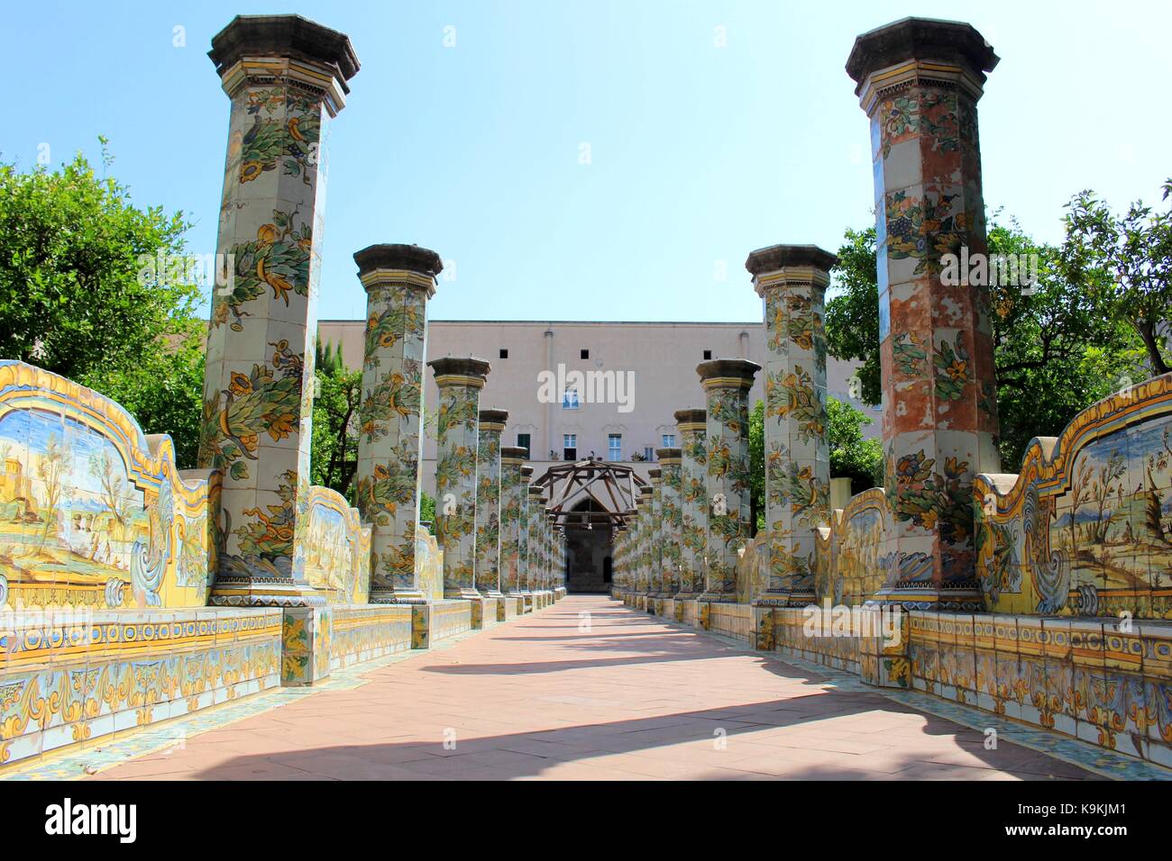 Der wunderschön geflieste Innenhof in Santa Chiara in Neapel. Stockfoto