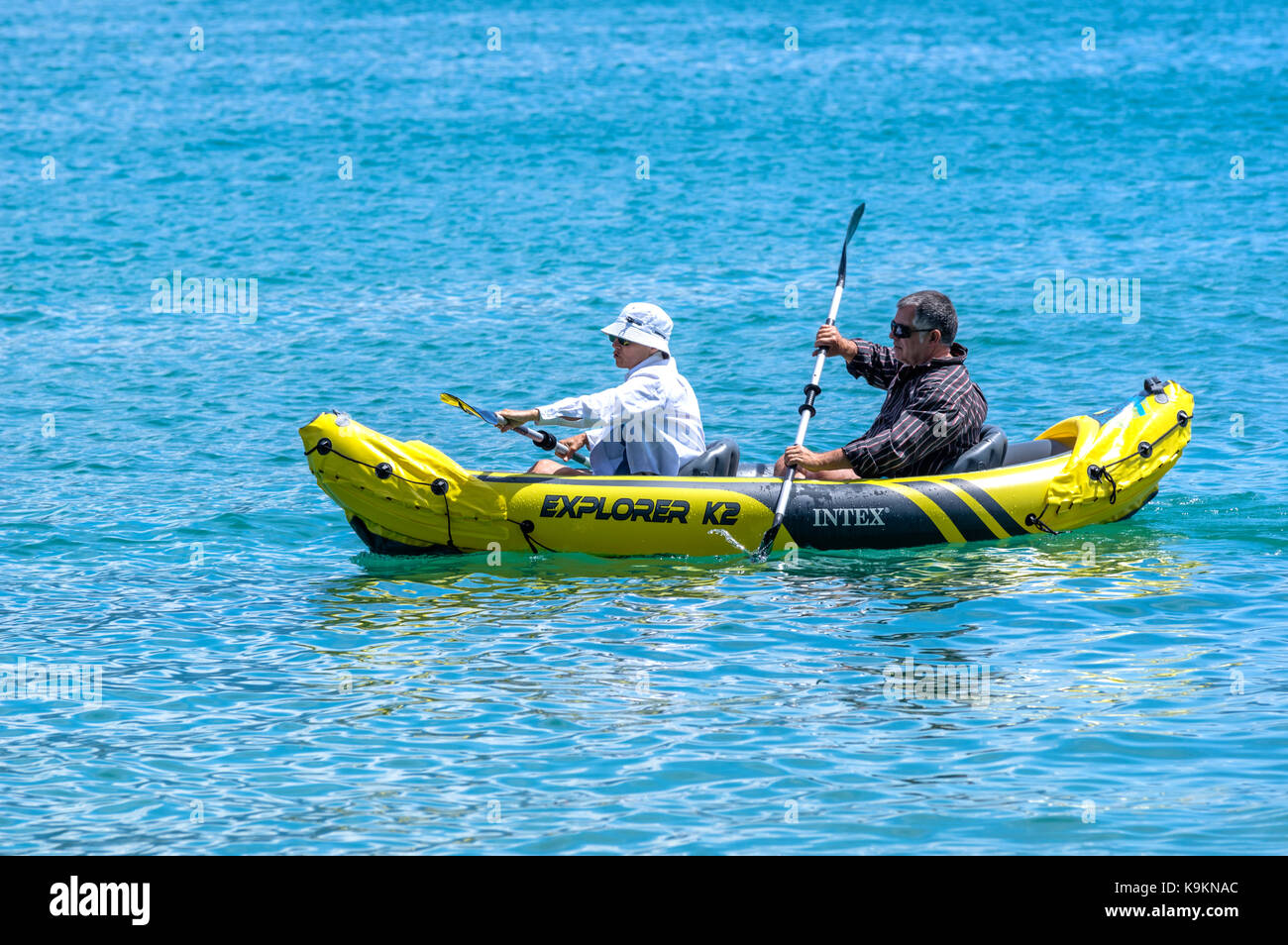 Zwei Männer in einem Schlauchboot auf dem See von Annecy Stockfoto