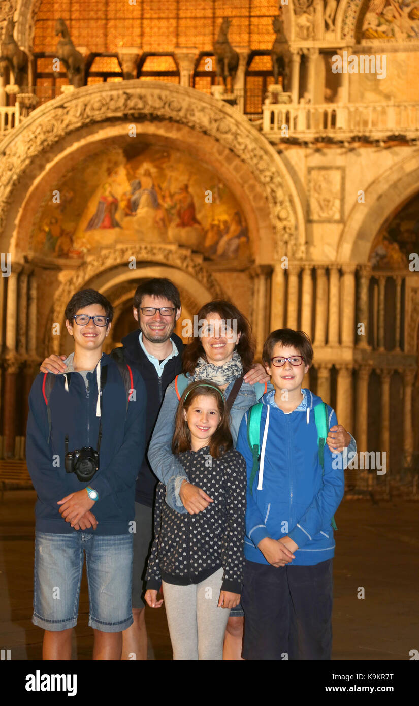 Freundliche Familie von Touristen mit 3 Kindern und Mama und Papa Besuch in Venedig bei Nacht Stockfoto