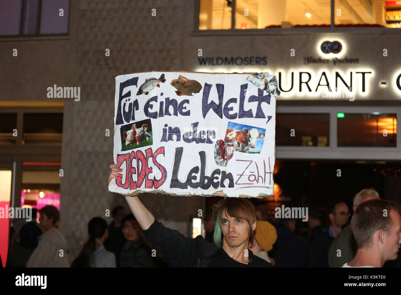 München, Deutschland. 22 Sep, 2017. Vegan counter-demonstrant. Die deutsche Bundeskanzlerin Angela Merkel kam in München zu sprechen. Es ist die letzte große Kundgebung der CSU vor der Wahl am Sonntag. Credit: Alexander Pohl/Pacific Press/Alamy leben Nachrichten Stockfoto