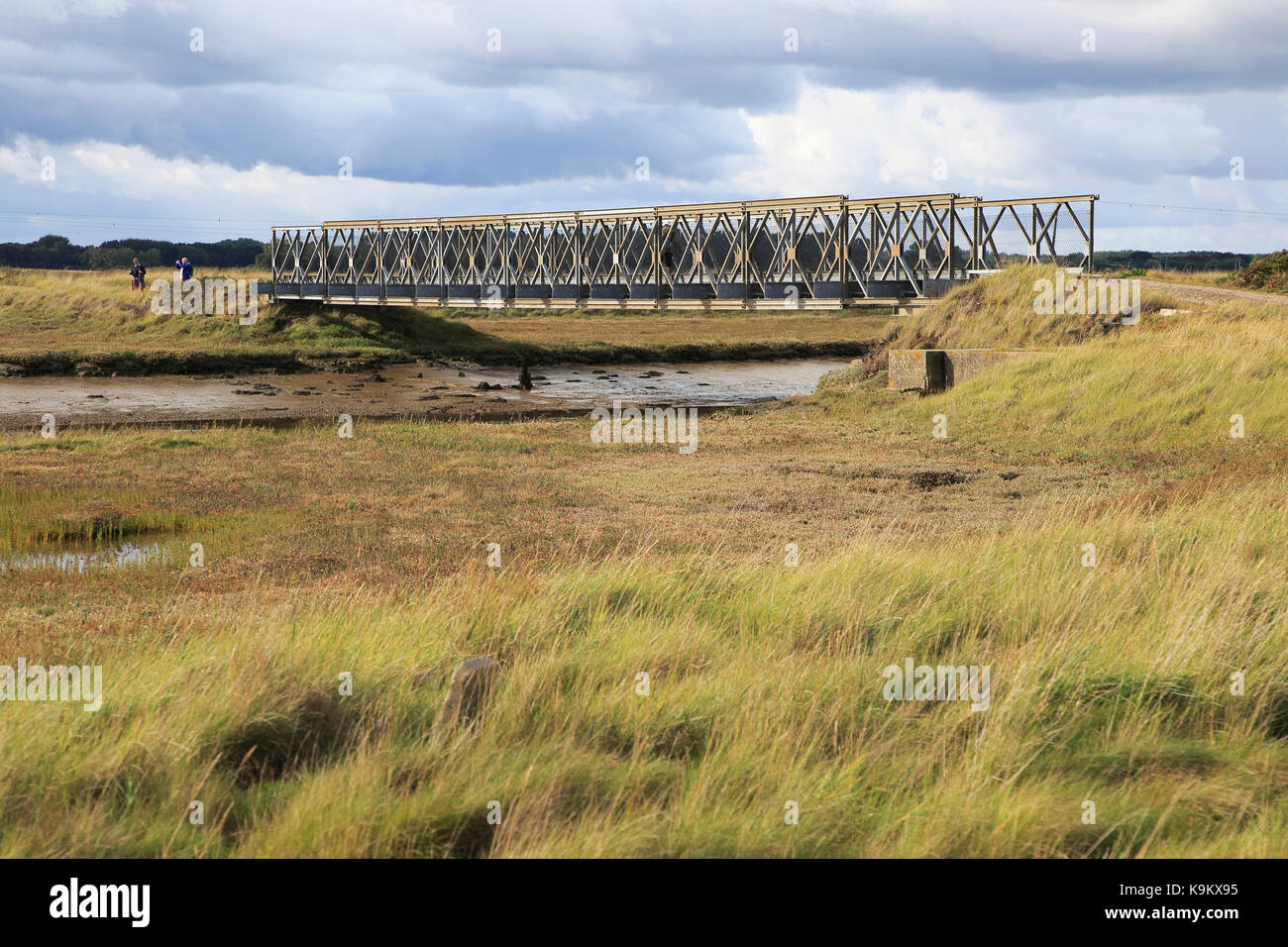 Orford Ness lighthouse Open Day, September 2017, Suffolk, England, UK-Bailey Brücke über Steinigen Graben Stockfoto