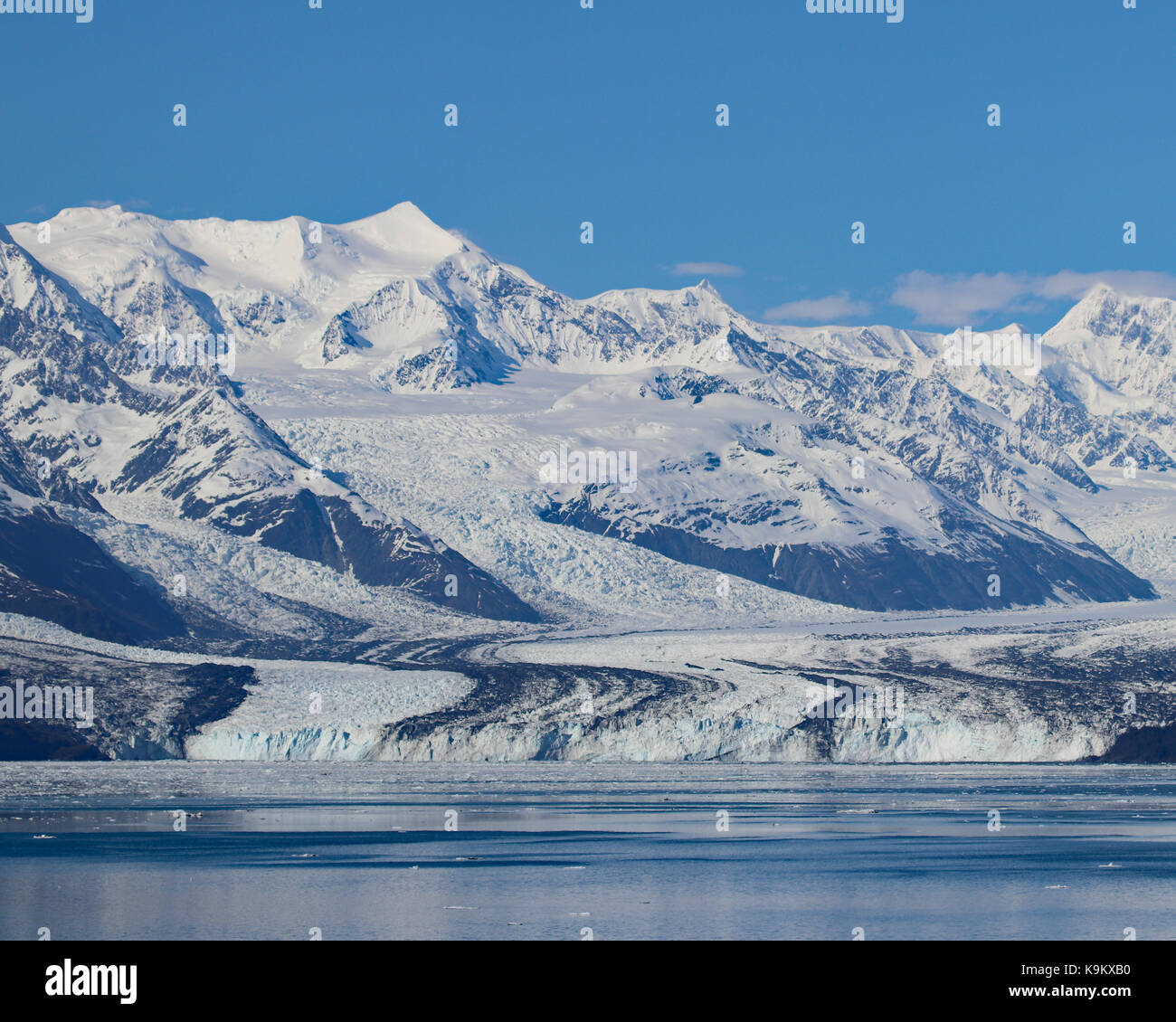 Da die Kreuzfahrtschiffe im Prince William Sound, Alaska, Pause, es gibt eine schöne Aussicht auf die Harvard Gletscher mit seinen markanten gestreiften Farben Stockfoto