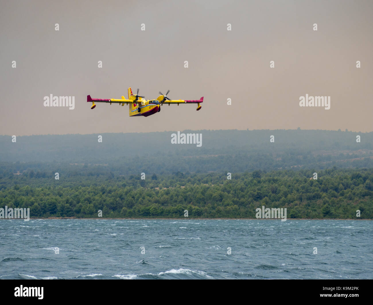 Feuerwehrmann Flugzeug, Wasser Bomber, Druckluftbehälter, Wasser aus dem Meer und Löschmittel Waldbrand in Kroatien, in der Nähe des Nationalpark Krka und Skrad Stockfoto