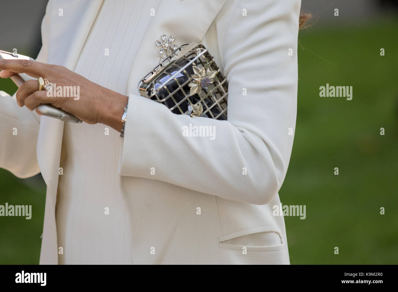 Mailand, Italien - 22. September 2017: Modell tragen weiße Kleid mit Hand mit einem kleinen glitzernden Handtasche bei Armani Fashion Show, Fotografieren Stockfoto