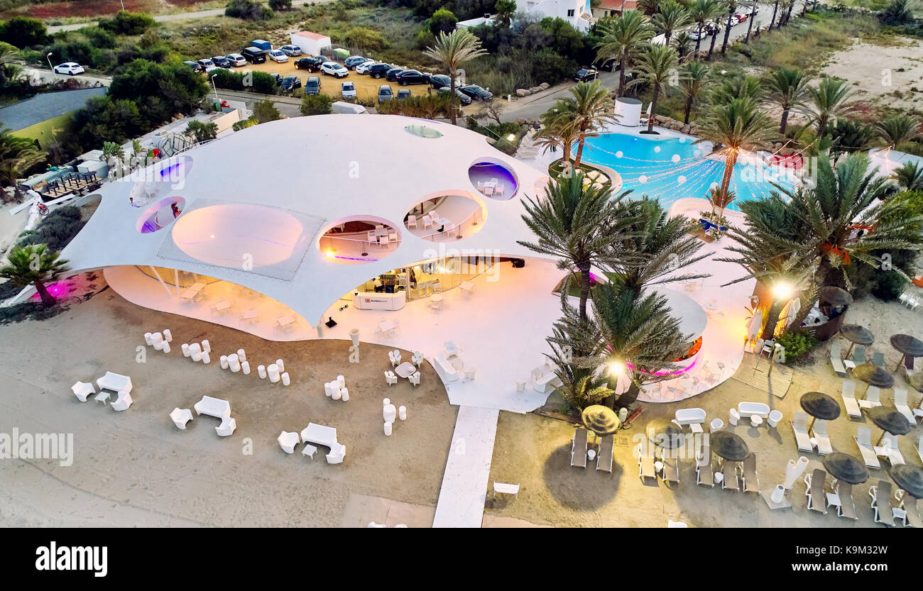 La Manga del Mar Menor, Spanien - 22. September 2017: Von außen ein moderner Komplex. Im Freien mit Restaurant, Bar, Swimmingpool. Luftaufnahme. Stockfoto