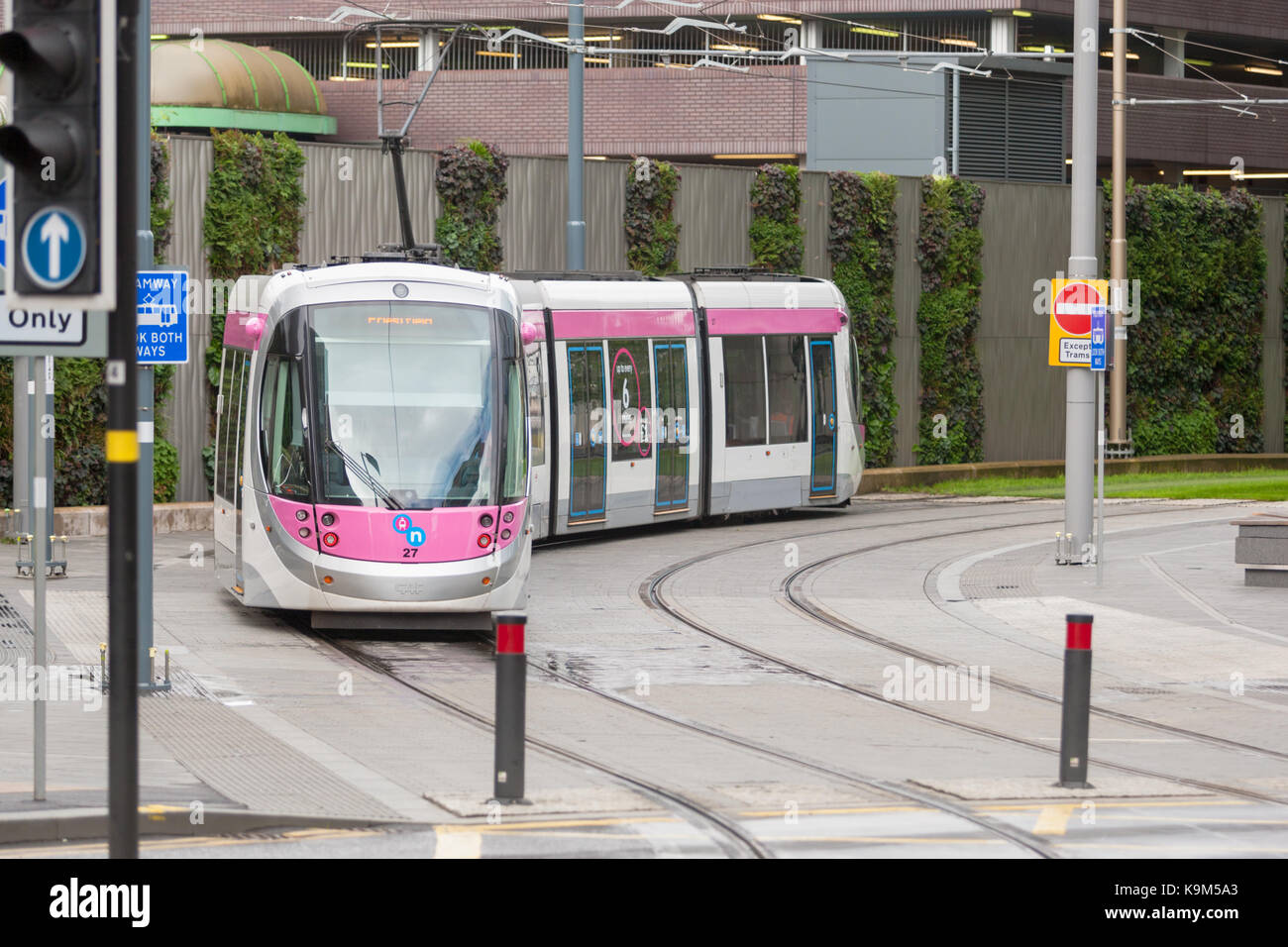 Mit der Straßenbahn durch die Stadt Birmingham, Großbritannien Stockfoto