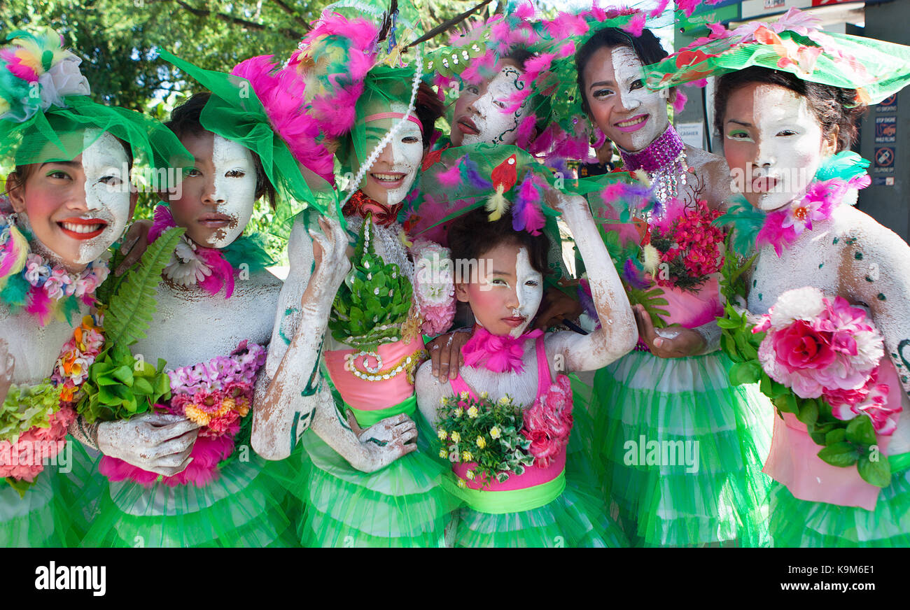 Die philippinischen Jungen im Teenageralter mit Gesicht Farbe und Kostüme feiern die jährliche Cross Cultural Festival in Puerto Princesa, Palawan, Philippinen. Stockfoto