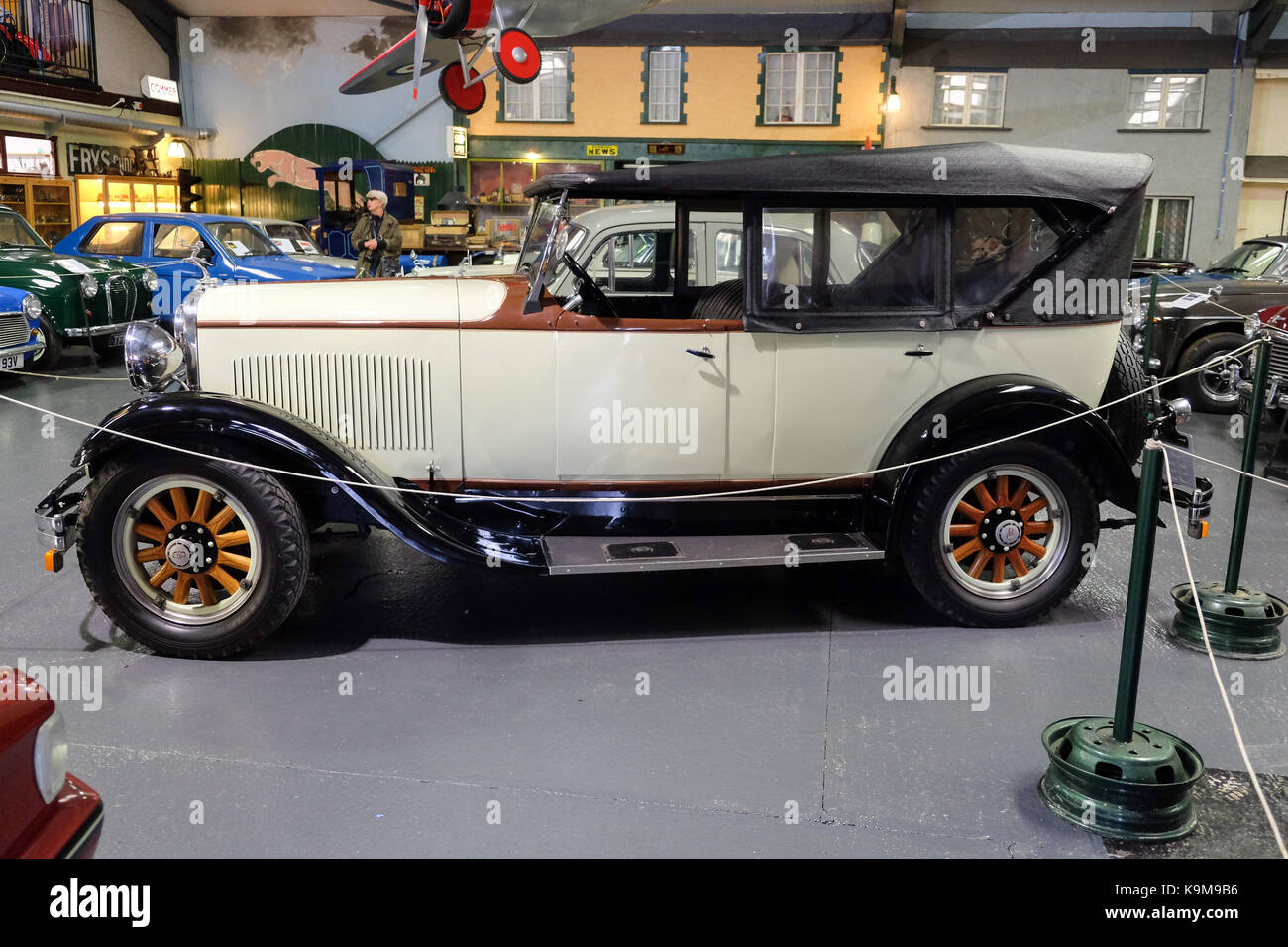 Classic Cabrio Rolls Royce vor Transport Museum auf Anglesey Wales Stockfoto