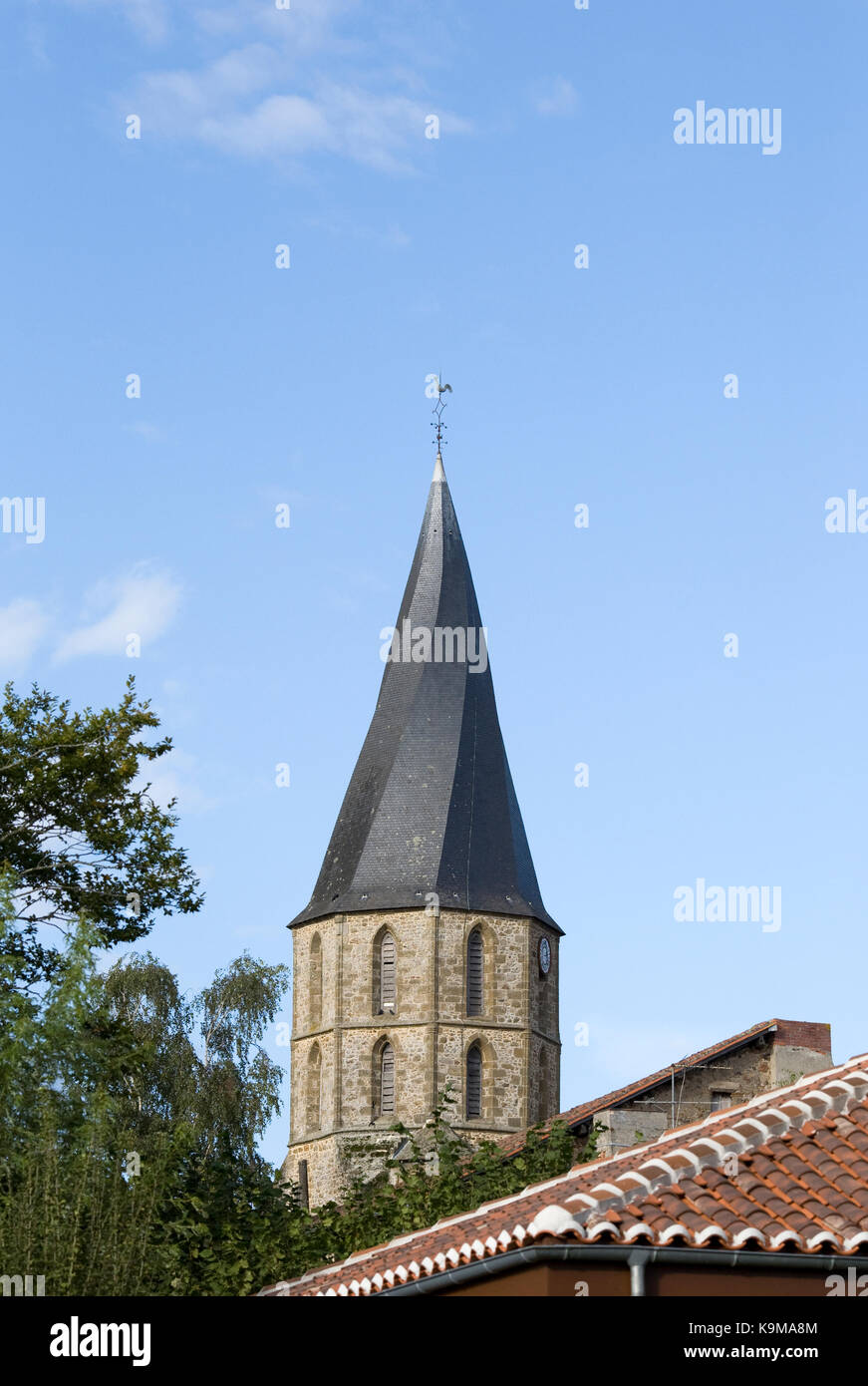 Die verdrehten Turm von L'Eglise Saint-Sauveur Rochechouart. Stockfoto