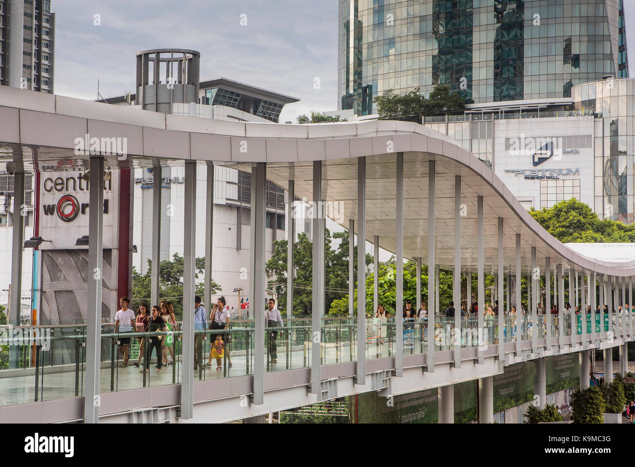 Skywalk auf der Ratchadamri Rd, Bangkok, Thailand Stockfoto