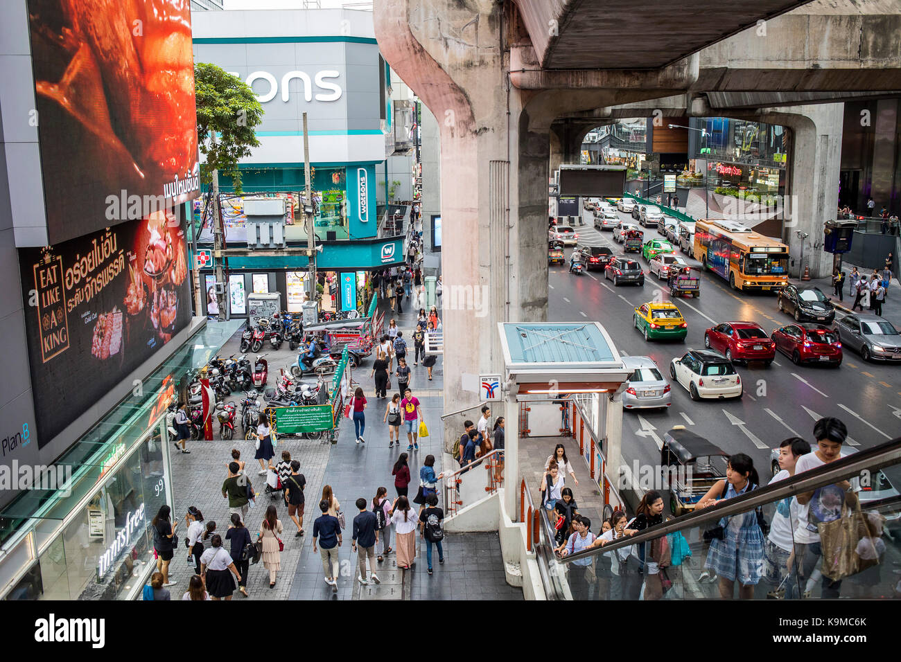 Rama I Straße, von Skywalk zu Zugang an Siam Station von BTS Skytrain, Bangkok, Thailand Stockfoto