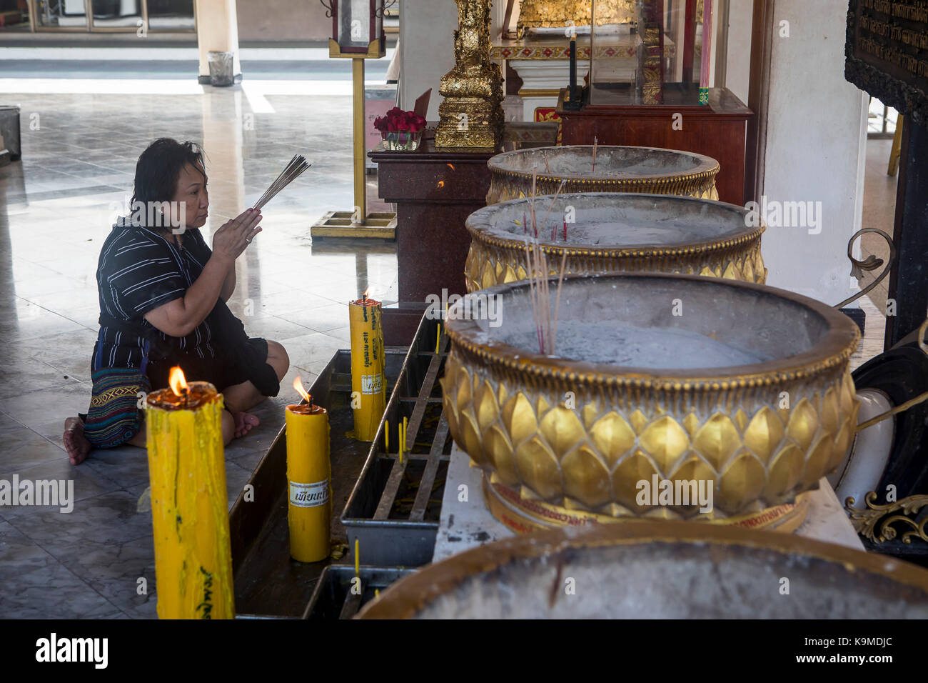 Frau, die betet, City Pillar Shrine, Bangkok, Thailand Stockfoto