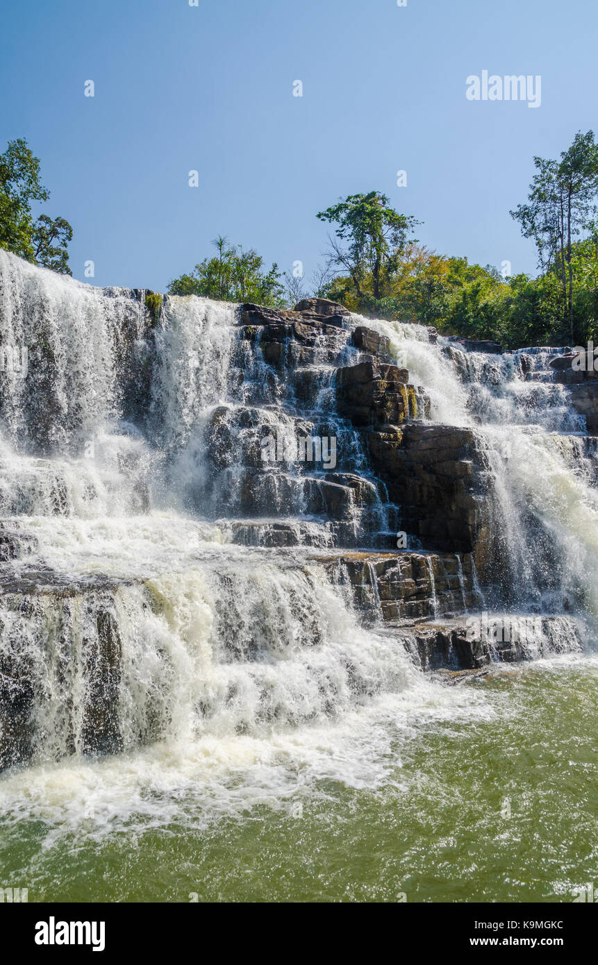 Schönen Sala Wasserfälle in der Nähe von Elbe mit Bäumen, grünen Pool und eine Menge Wasser fließen, Guinea Conakry, West Afrika. Stockfoto