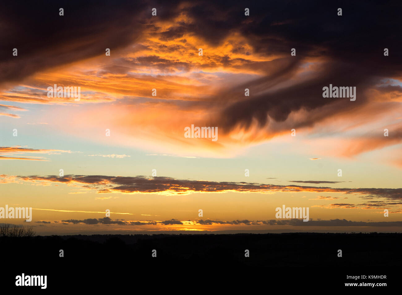 Sehr dramatischen Sonnenuntergang Himmel mit schwarzen Wolken, Orange und Gelb Stockfoto