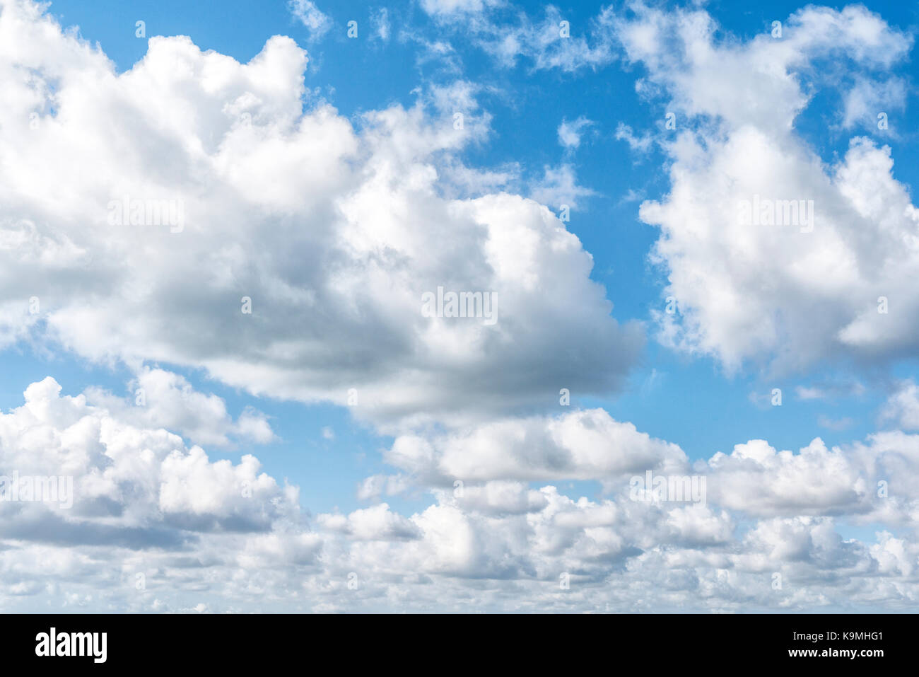 Blue Sky uk mit interessanten Wolkenbildung als Hintergrund Stockfoto