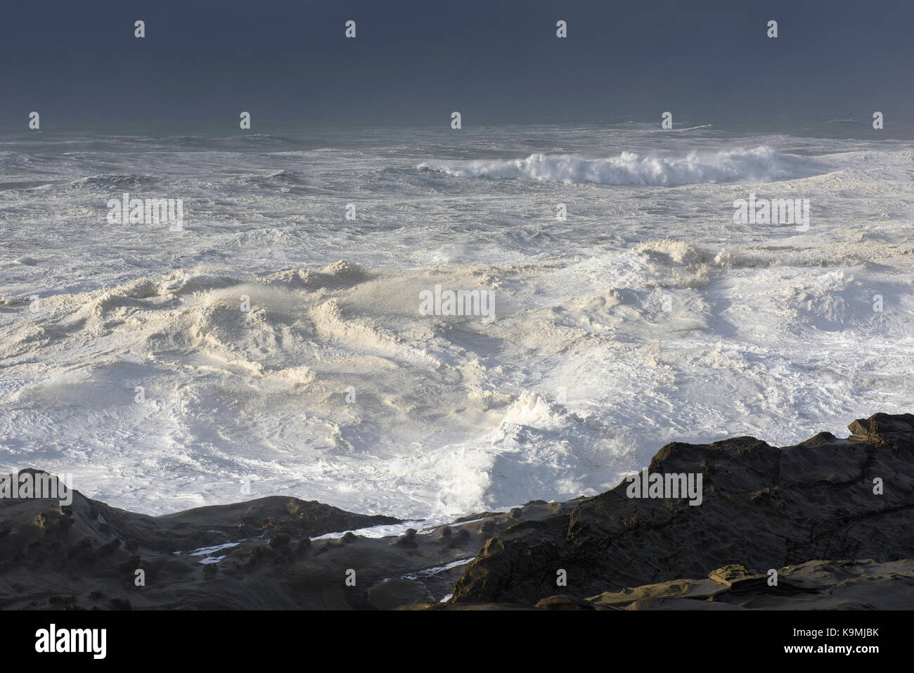 Schwillt ein Jahrzehnt Krachen gegen die Klippen von Shore Acres State Park, Coos Bay Oregon Stockfoto