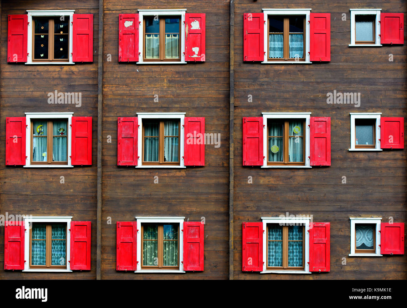Windows mit roten Fensterläden in Holz- Haus, Saas-Fee, Wallis, Schweiz Stockfoto