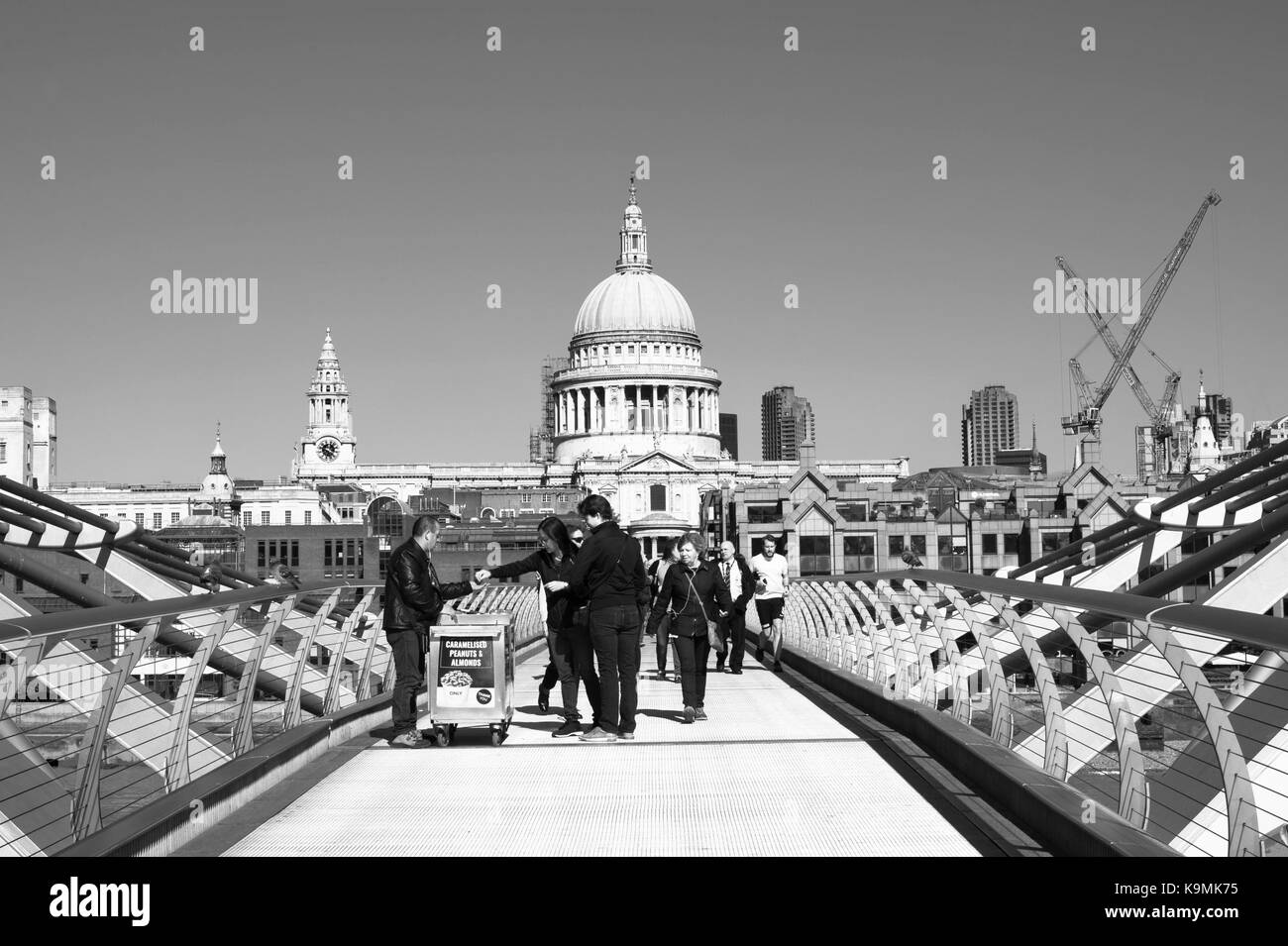 Street Hersteller Verkauf von Snacks auf Londons "Millennium Fußgängerbrücke mit St Pauls Kathedrale im Hintergrund Stockfoto