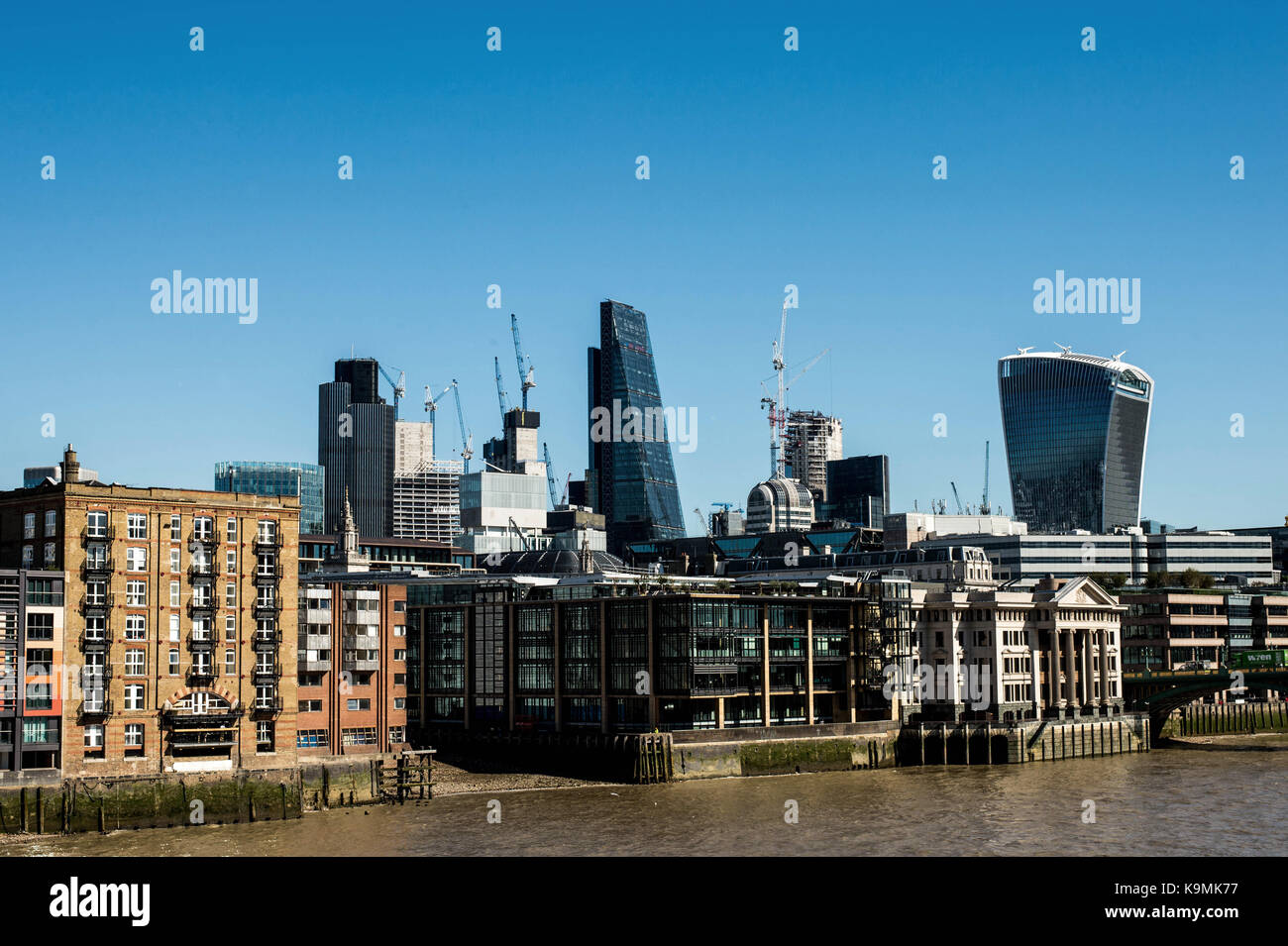 Zwei der Londoner City Wahrzeichen der Walkie Talkie und Käsereibe Wolkenkratzer Turm über Londons' Square Mile Stockfoto