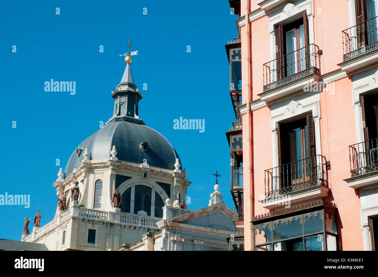 Kuppel der Almudena Kathedrale und die Fassade des Hauses, Ansicht von Bürgermeister Straße. Madrid, Spanien. Stockfoto