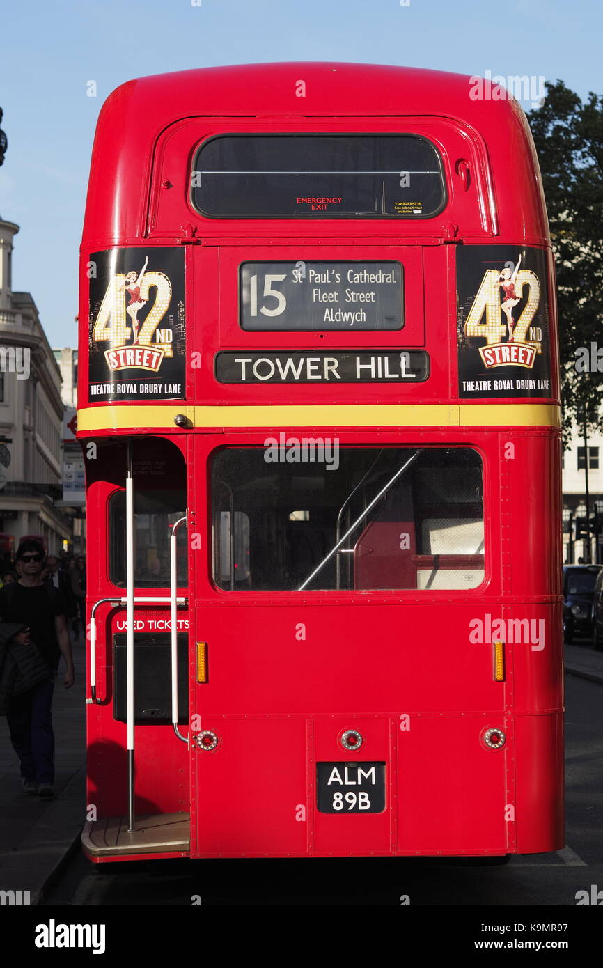 Rückseite des roten Londoner Routemaster Bus Stockfoto