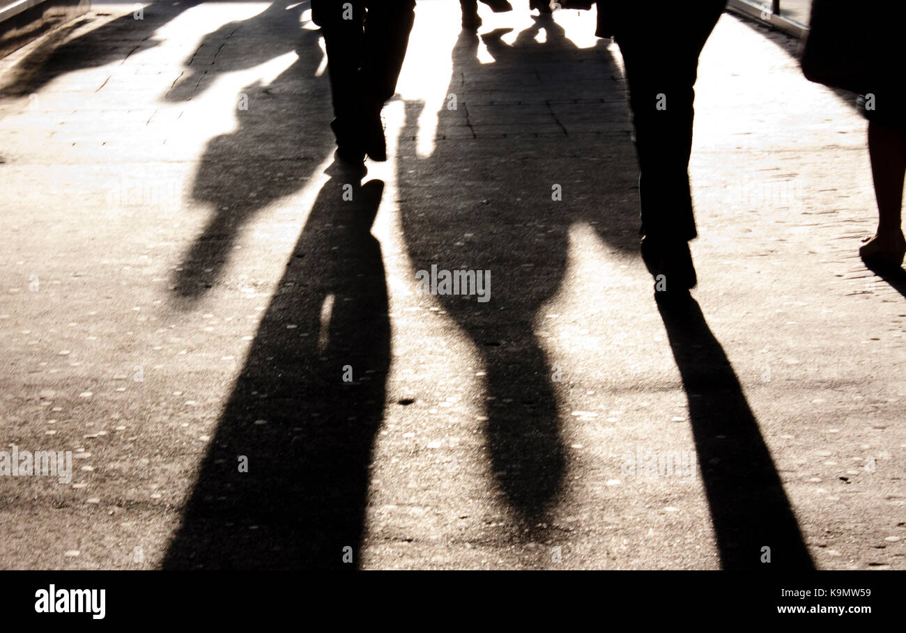 Defokussierten Schatten und die Silhouette der Stadt Bürgersteig in Schwarz und Weiß Stockfoto