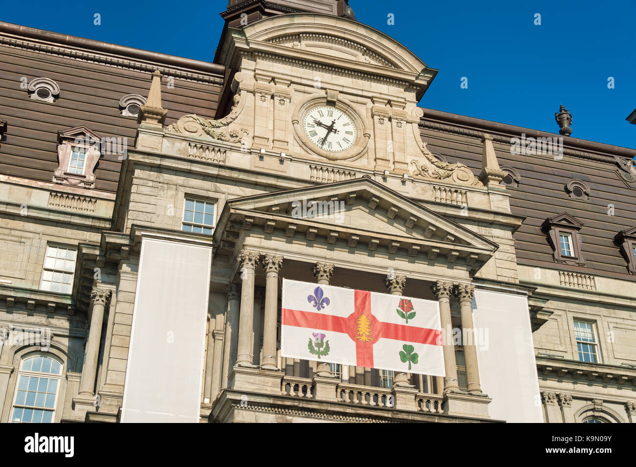 Neue montreal Flag enthält nun ein neues Symbol (white pine) ersten Nationen zu repräsentieren, der auf der Flagge (2017) Stockfoto