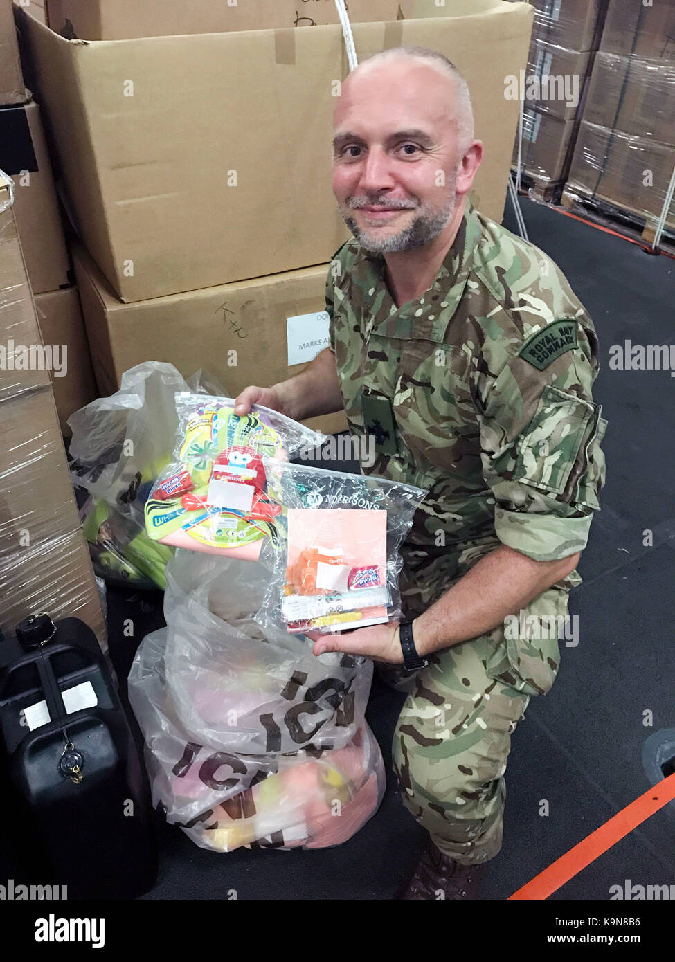 Kaplan Paul Andrew mit gespendeten Spielsachen, die auf dem Weg in die Britische Überseegebiete in der Karibik an Bord der HMS Ocean, an Kinder, die durch die jüngsten Hurrikans betroffen worden sind. Stockfoto