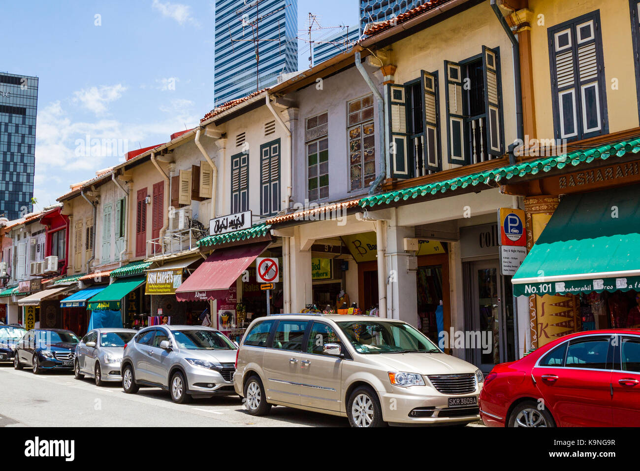 Singapur - September 7, 2017: restaurierte Geschäftshäuser entlang der Arabischen Straße in der muslimischen Enklave von Kampong Glam behalten ihre historischen kolonialen Architectura Stockfoto