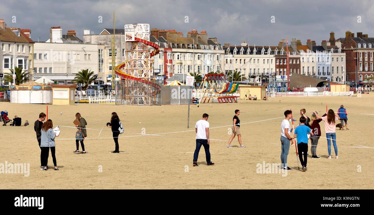 Studenten Vermessung Weymouth Beach Dorset England UK Stockfoto